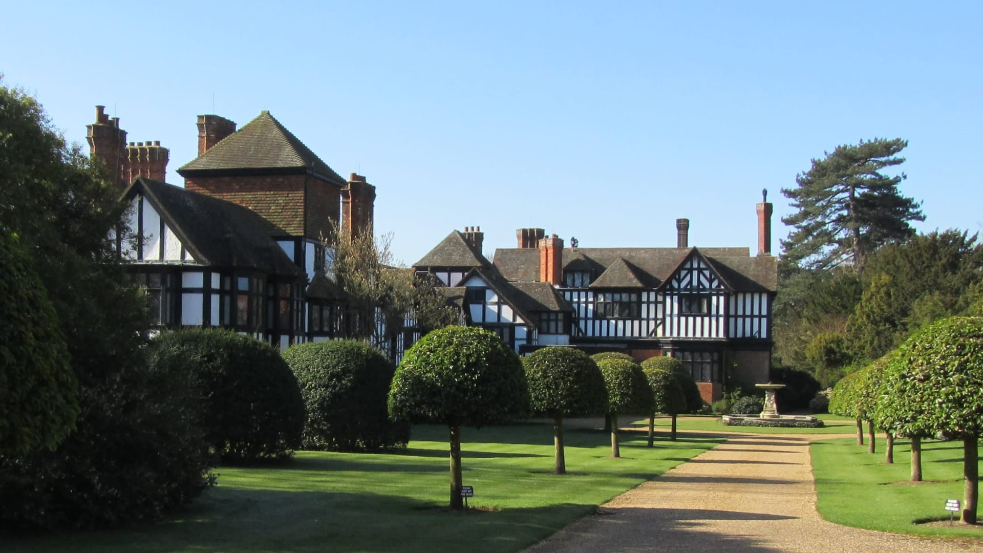 Ascott House driveway small